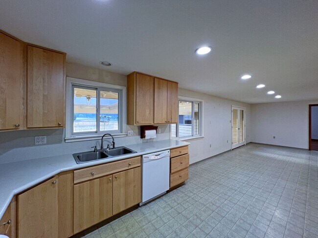 Building Photo - Rental ranch rambler - 3 bed, 2.5 bath, 2 ...