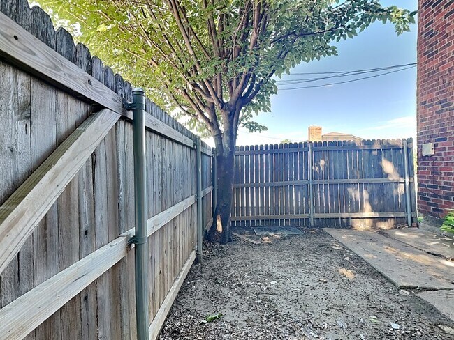 Building Photo - 930 Southmoor Dr