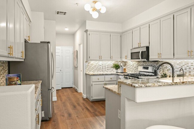 Building Photo - Bright and Spacious, 2BD/2.5BA, Two-Story Condo in Oak Creek in San Ramon- Available NOW!