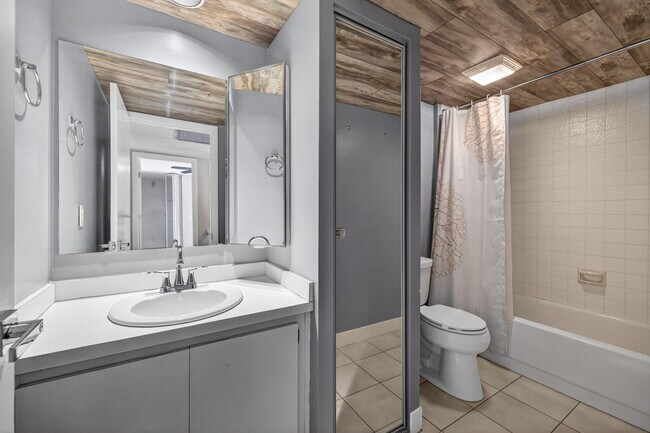 Building Photo - 5612 SE Riverboat Dr