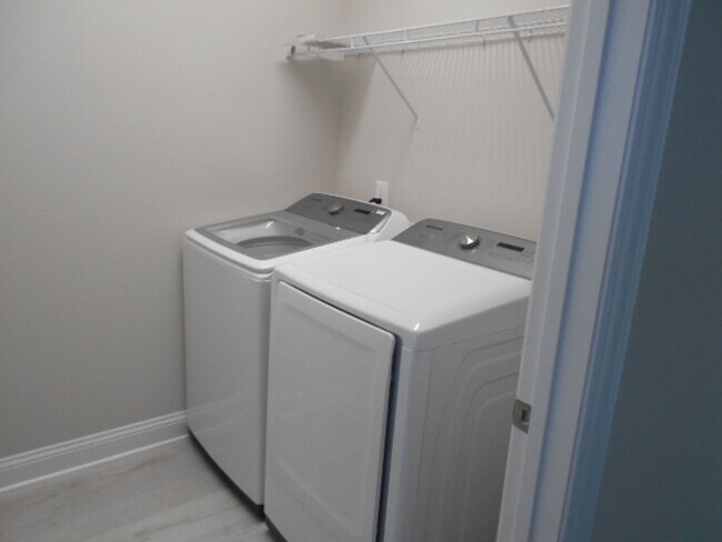 Building Photo - 3 bedroom, 2 bath condo at Queens Harbour