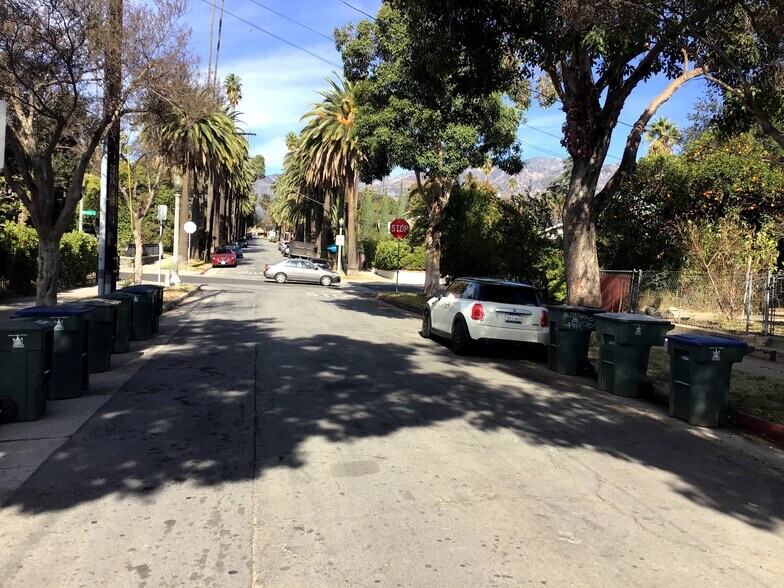 Street - 893 N Oakland Ave
