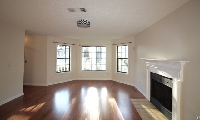 Building Photo - Spacious 4 Bed / 2.5 Bath home, only a mil...