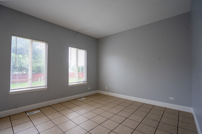 Building Photo - 2837 Oakmont Dr