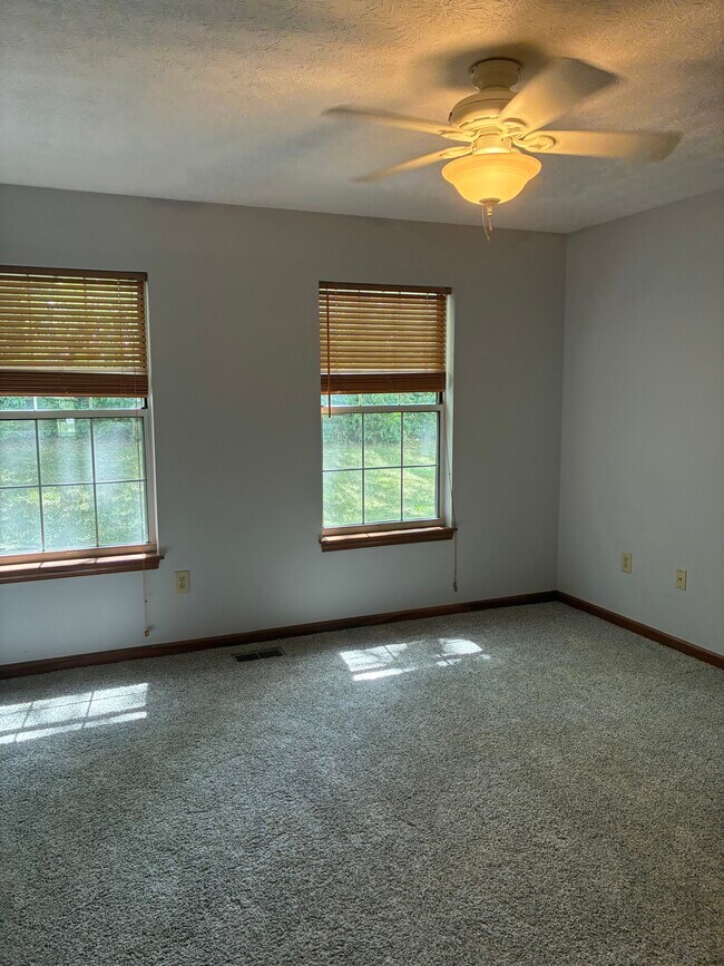 Building Photo - 995 Wren Ct