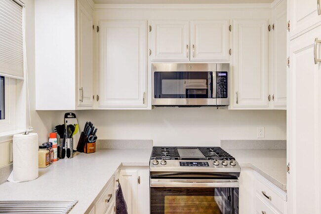 Building Photo - 672 Baden Ave