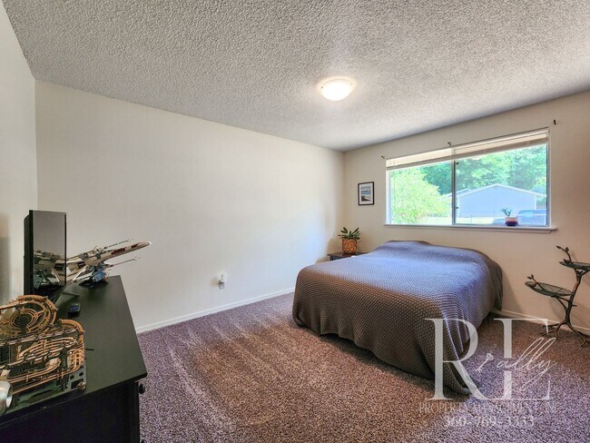 Building Photo - Earthy Warm and Inviting 3-Bd Rambler
