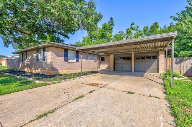 Building Photo - Spacious Elegance: Open Floor Plan, Dual V...