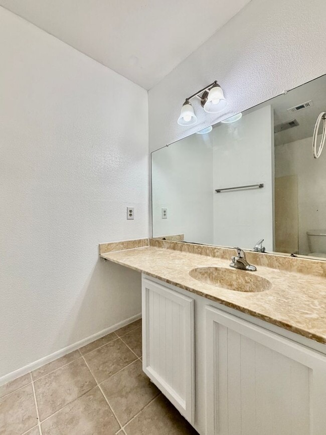 Building Photo - Great Location, Immediate Move In available - 2 bed / 2 bath Condo - 100% off First Month's rent!