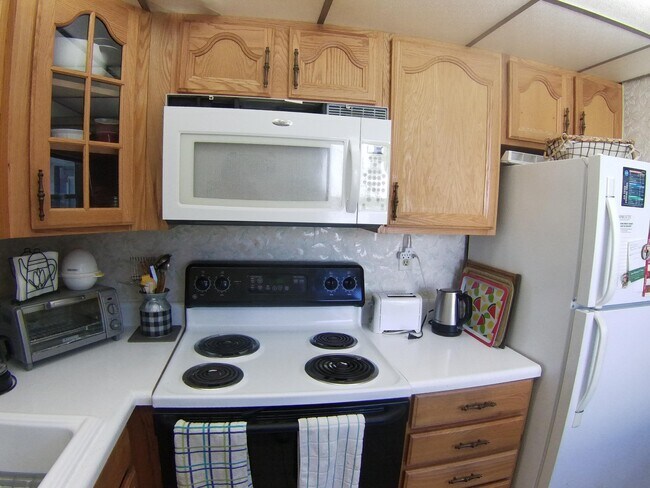 Building Photo - 571 Capri L