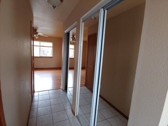 Building Photo - Large 3/2 in the Singing Hills Neighborhoo...