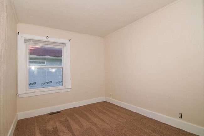 Building Photo - Walking Distance To U Indy Campus!