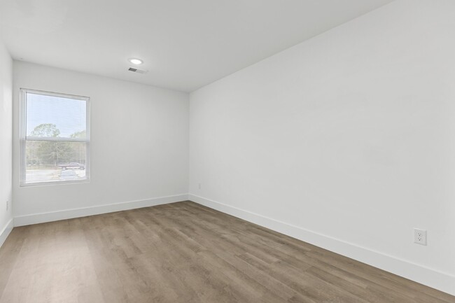 Building Photo - "Discover Comfort & Convenience: Spacious ...