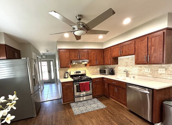 Building Photo - 106 S Bruner St