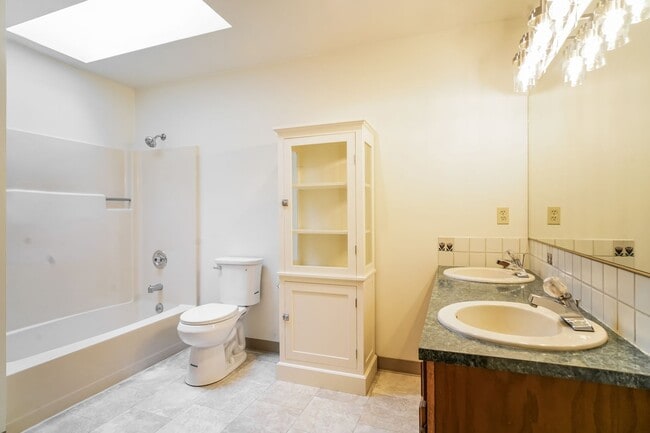 Building Photo - Great 4 bedroom Home Located in the Sought...