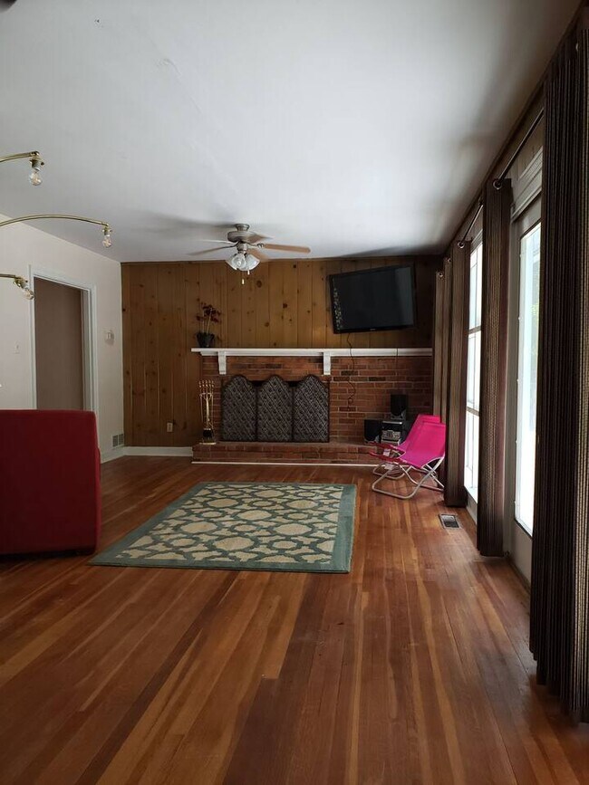 Building Photo - 5041 E Shore Dr