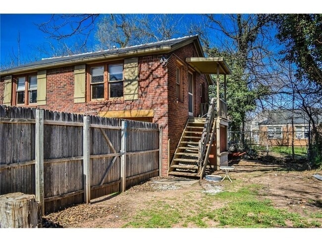 Building Photo - Unique with a Artsy Flare    1Bed + Flex Room /1.5 Bath in Edgemere Park