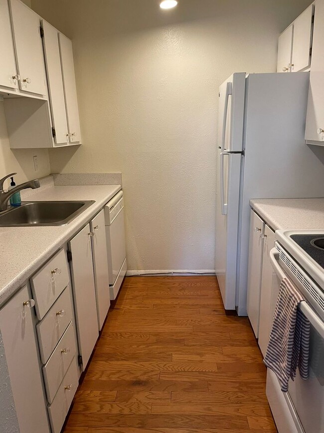 Building Photo - Prelease - 2bd/1.5ba Laminate flooring - Avail. July 2026