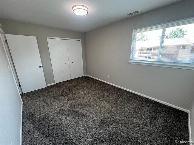 Building Photo - 34633 Clarkson Dr E