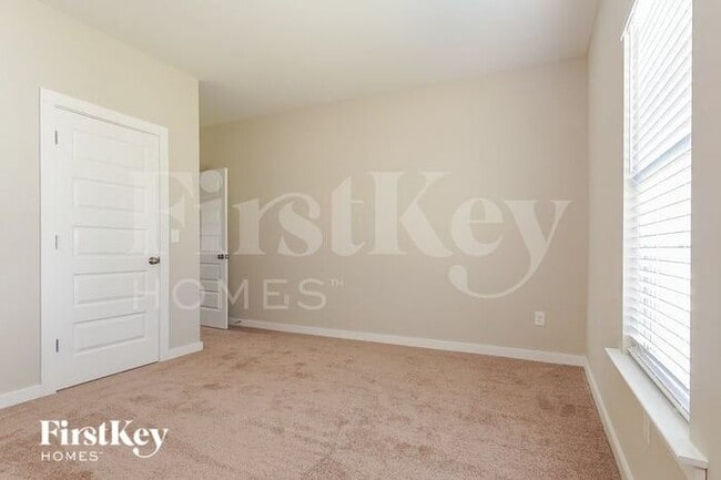 Building Photo - 671 Troubadour Ln