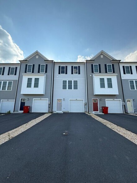 Building Photo - 28 Marineris Cir