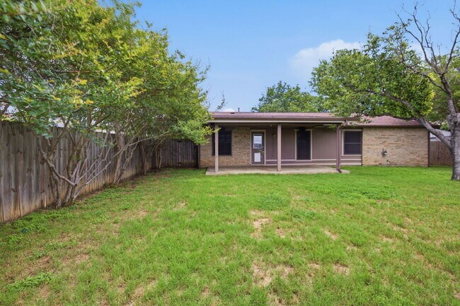 Building Photo - Charming 3 Bedroom Home near Schools and Rec Center