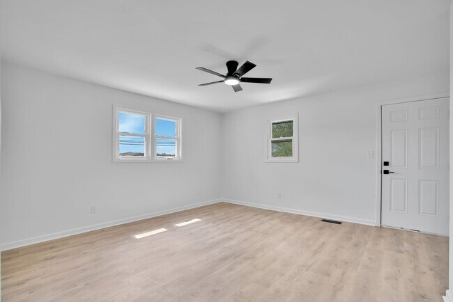 Building Photo - Like New! Fully Renovated 3BR Home | Move-In Ready | Large Lot