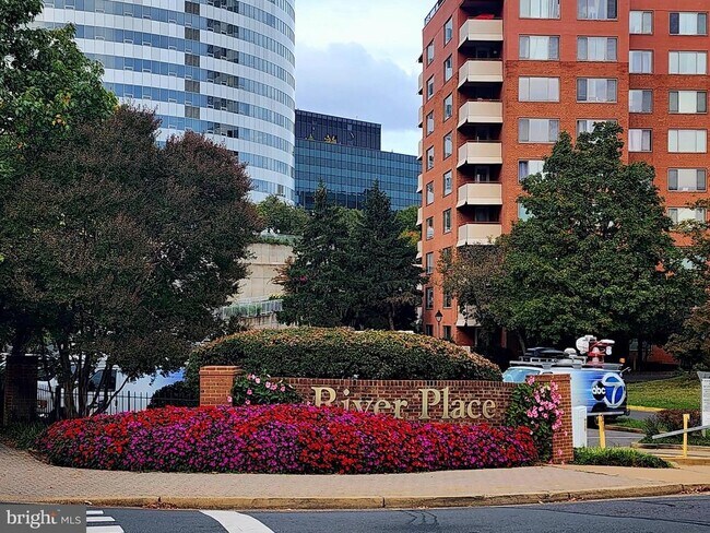 Building Photo - 1121 Arlington Blvd