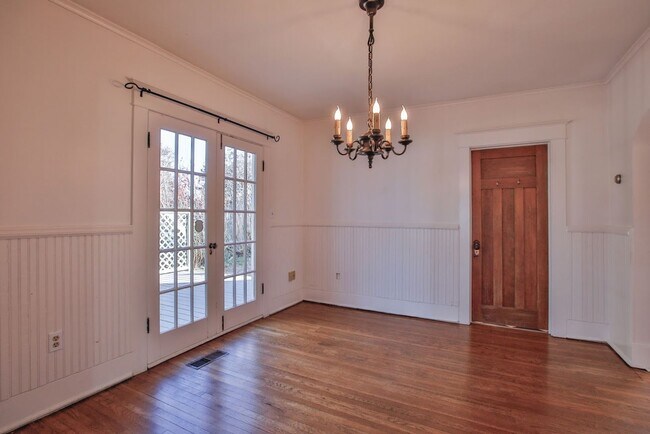 Building Photo - Gorgeous Vintage Home in Downtown Langley with Detached Guest Studio!!