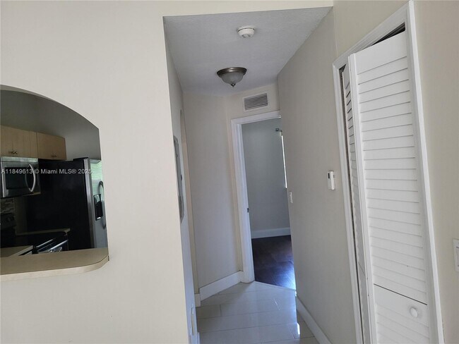 Building Photo - 1250 SE 28th Ct