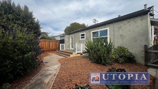 Building Photo - Beautiful 2Bed/1Ba Home on Large Corner Lot with 2-Car Garage