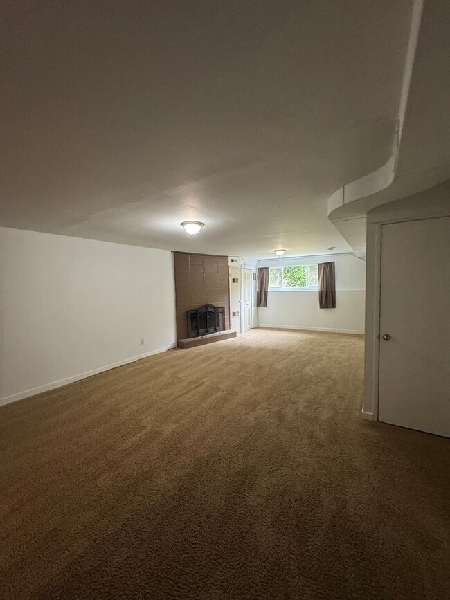 Building Photo - Spacious 4 Bedroom in Beacon Hill!  Lots of Updates, Perfect Location!