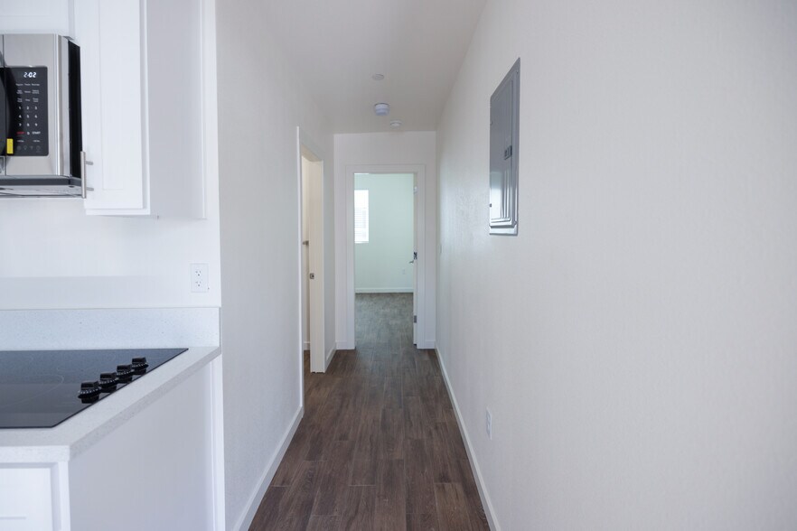 Building Photo - 1128 W 39th St