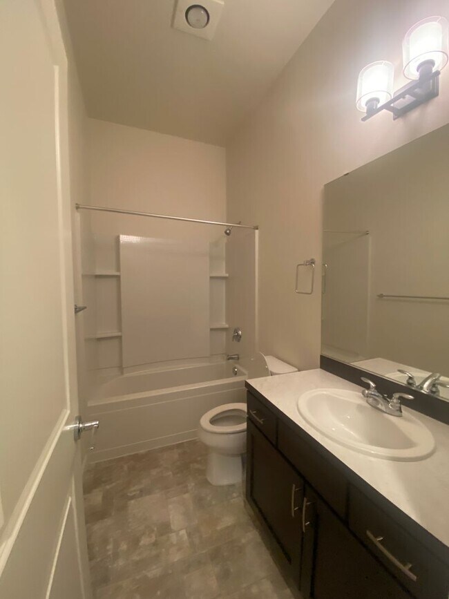 Building Photo - 4 Bedroom Home in the Heart of Sammamish! ...