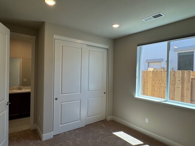 Building Photo - SINGLE STORY | 4 -bedrooms |3 baths | 1877...