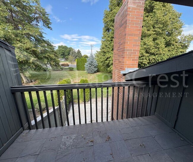 Building Photo - Three Bedroom Townhome Near Country Club G...