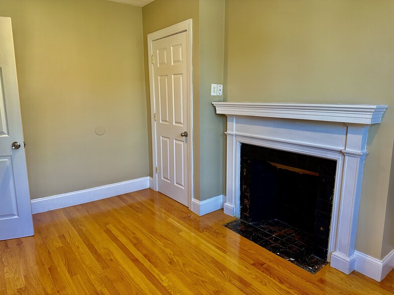 Building Photo - 72 Egmont St