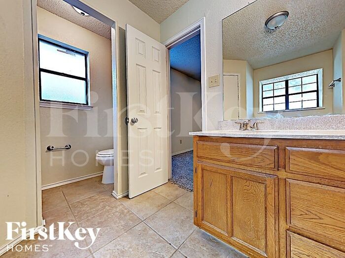 Building Photo - 8213 Meadowbrook Dr