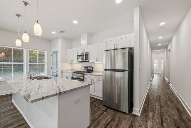 Building Photo - 5/5.5 Townhomes, Built 2024, Walk to stadium! Available August 2026!