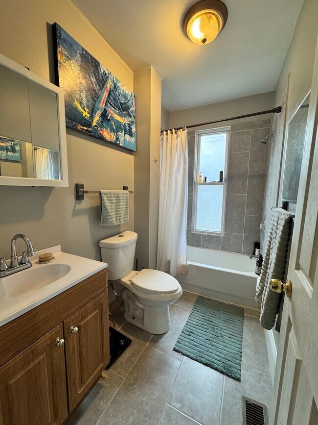 Building Photo - 2315 N Greenview Ave