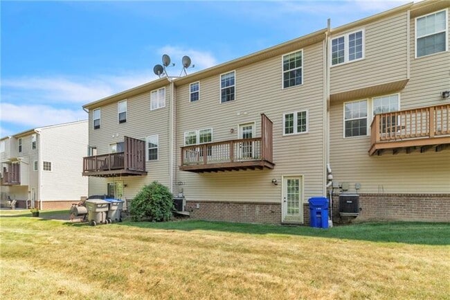 Building Photo - 305 Broadstone Dr