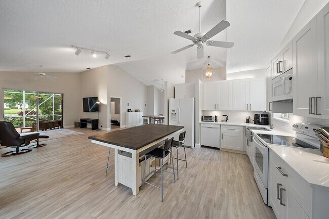 Building Photo - 6866 Briarlake Cir