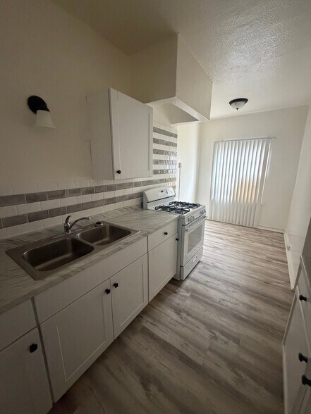 Building Photo - 628 E Elk Ave