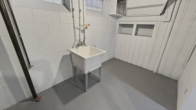 Building Photo - 3625 Chatsworth St