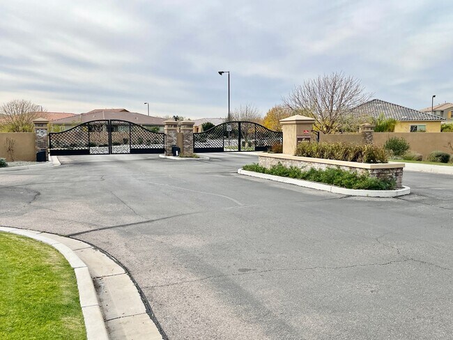 Building Photo - Gorgeous 3 Bed/2.5 Bath + Den Home In Chandler! Gated Community & Upgrades Throughout Home!