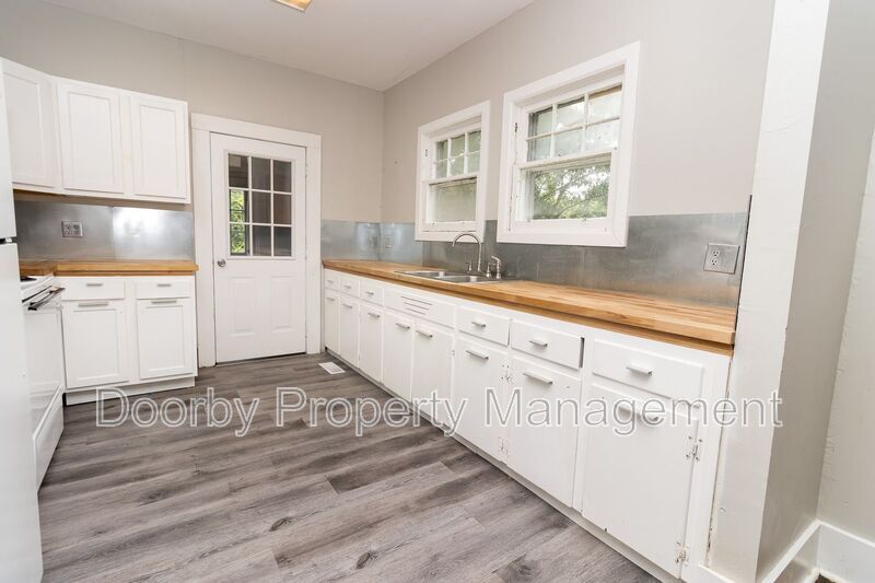 Building Photo - 2802 Fairview Dr
