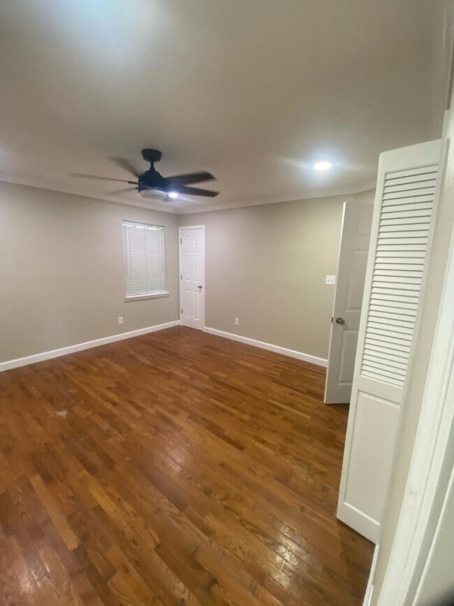Building Photo - 1305 Sun Cir