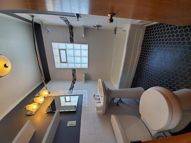 Building Photo - 5713 Xerxes Ave S