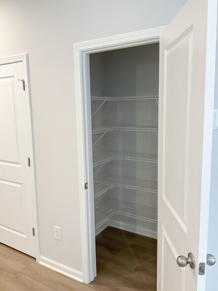 Building Photo - 495 Crown Dr