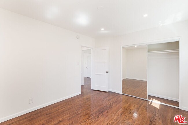 Building Photo - 1533 Meadowbrook Ave